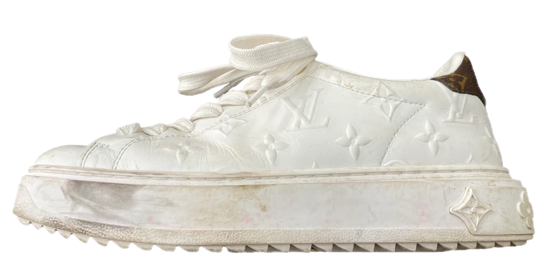 Weisser Sneaker vor der Reinigung: vergraute Sohle, Schmutzspuren
