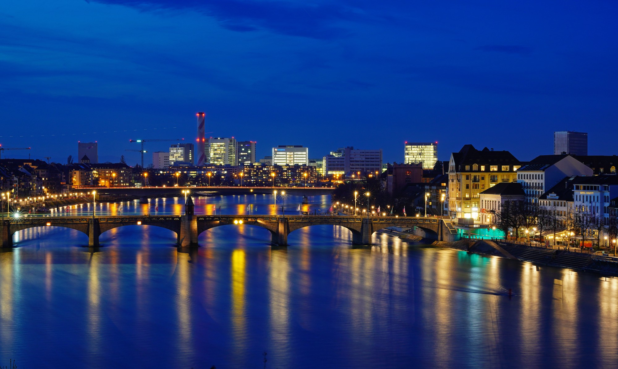 Basel bei Nacht, Mittlere Brücke (Foto: Erich Plattner)